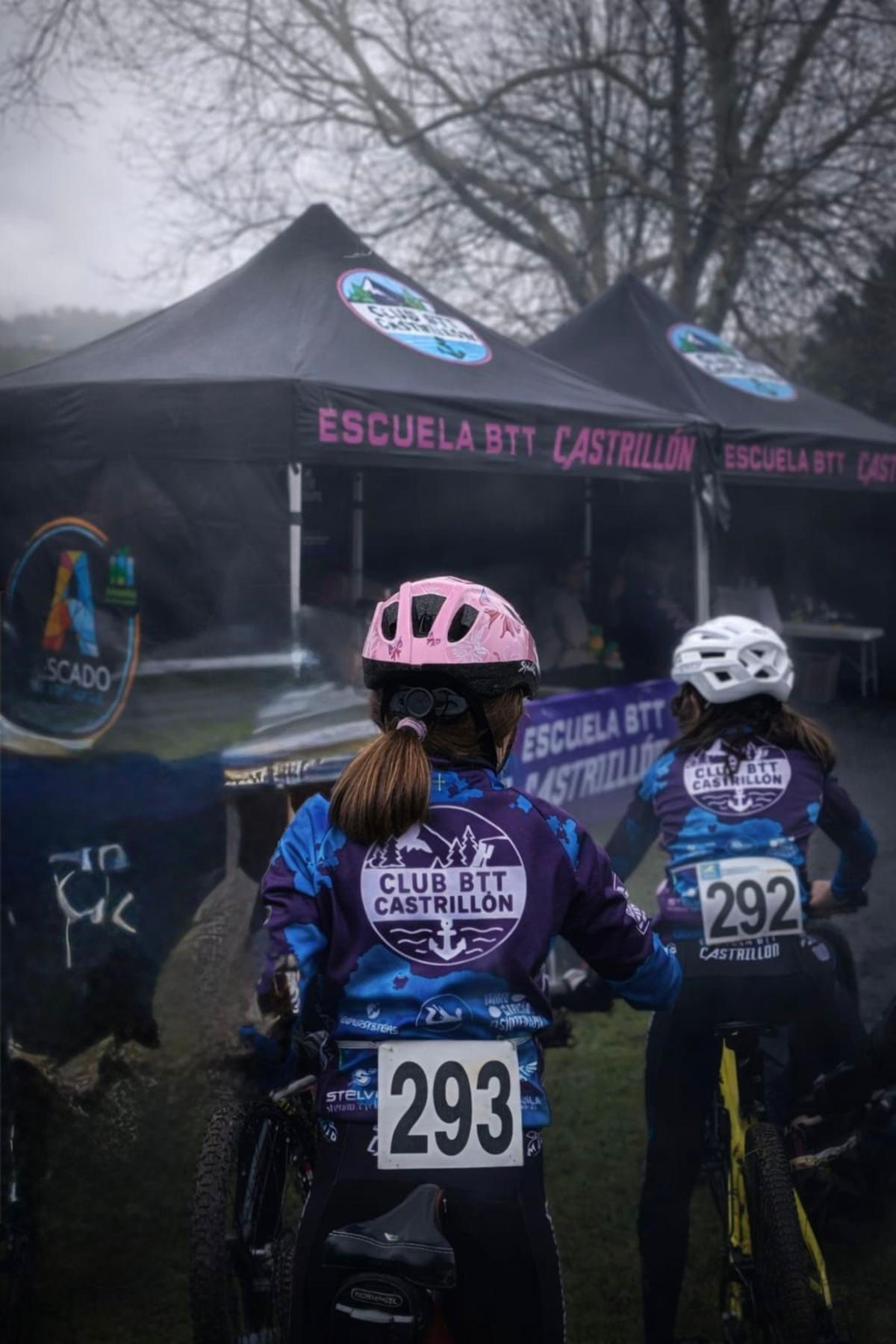 Dos miembros de la Escuela BTT Castrillón.