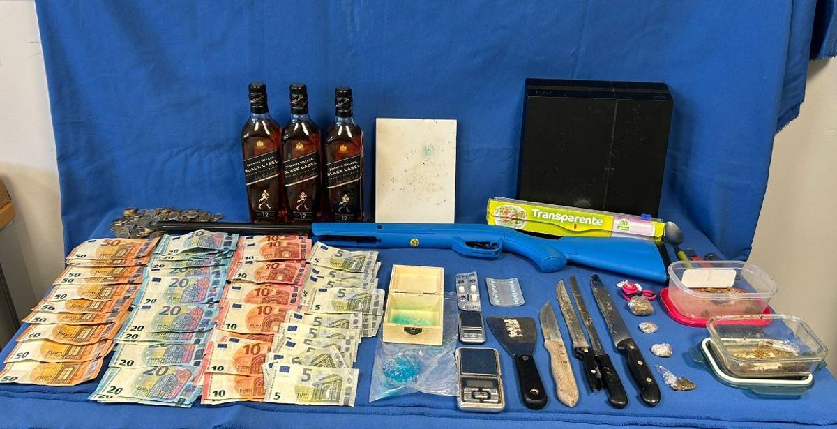 Material incautado tras demantelar un punto de venta de drogas en Mérida.