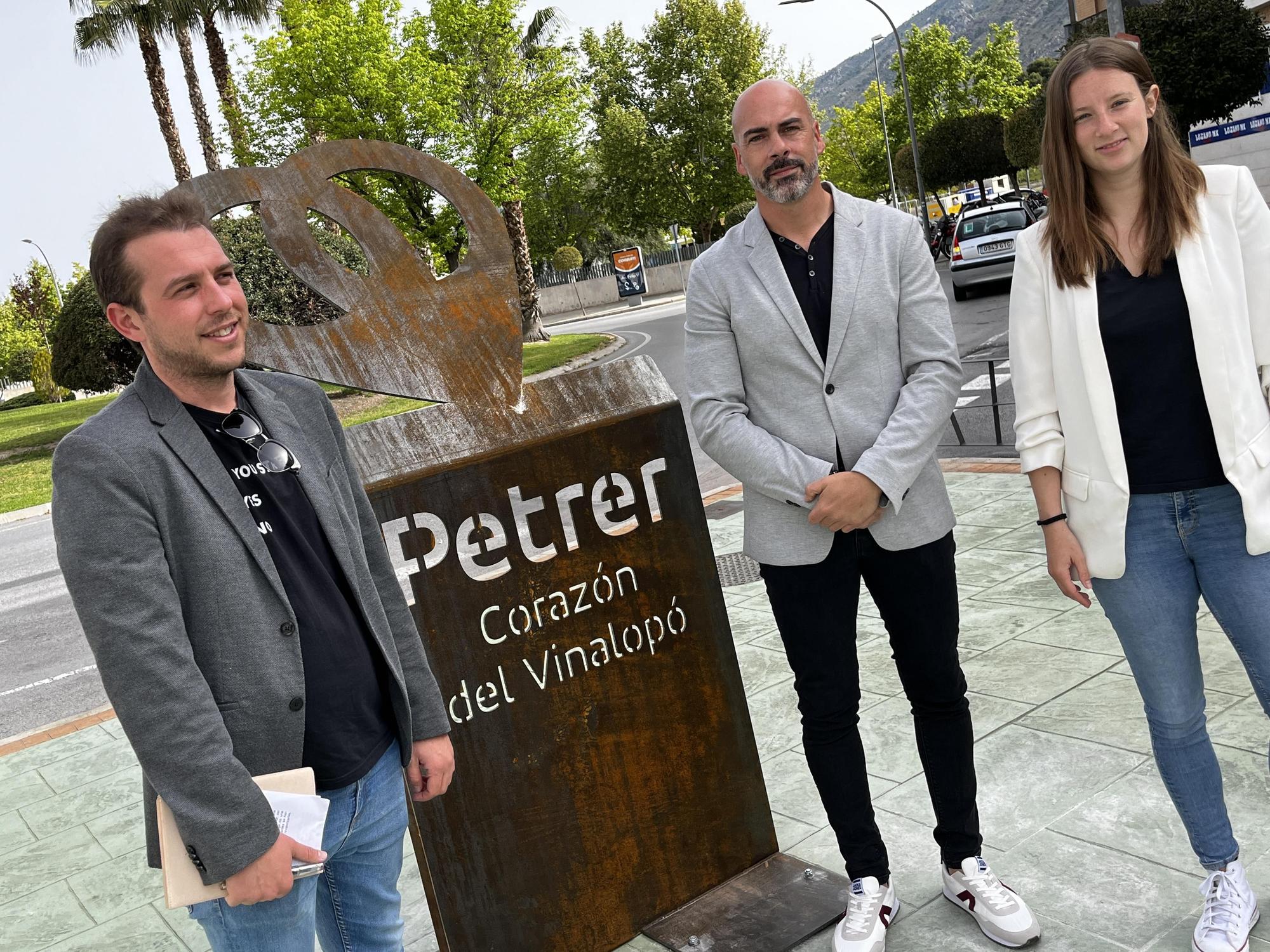 El concejal David Morcillo, el artista local Chemi Galiano y Nerea Elosegui, coordinadora de proyectos de la Fundación Emplea.