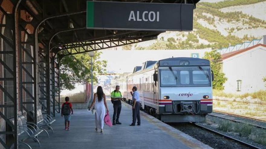 El tren que realiza el trayecto Alcoy-Xàtiva, ayer, a primera hora de la mañana.