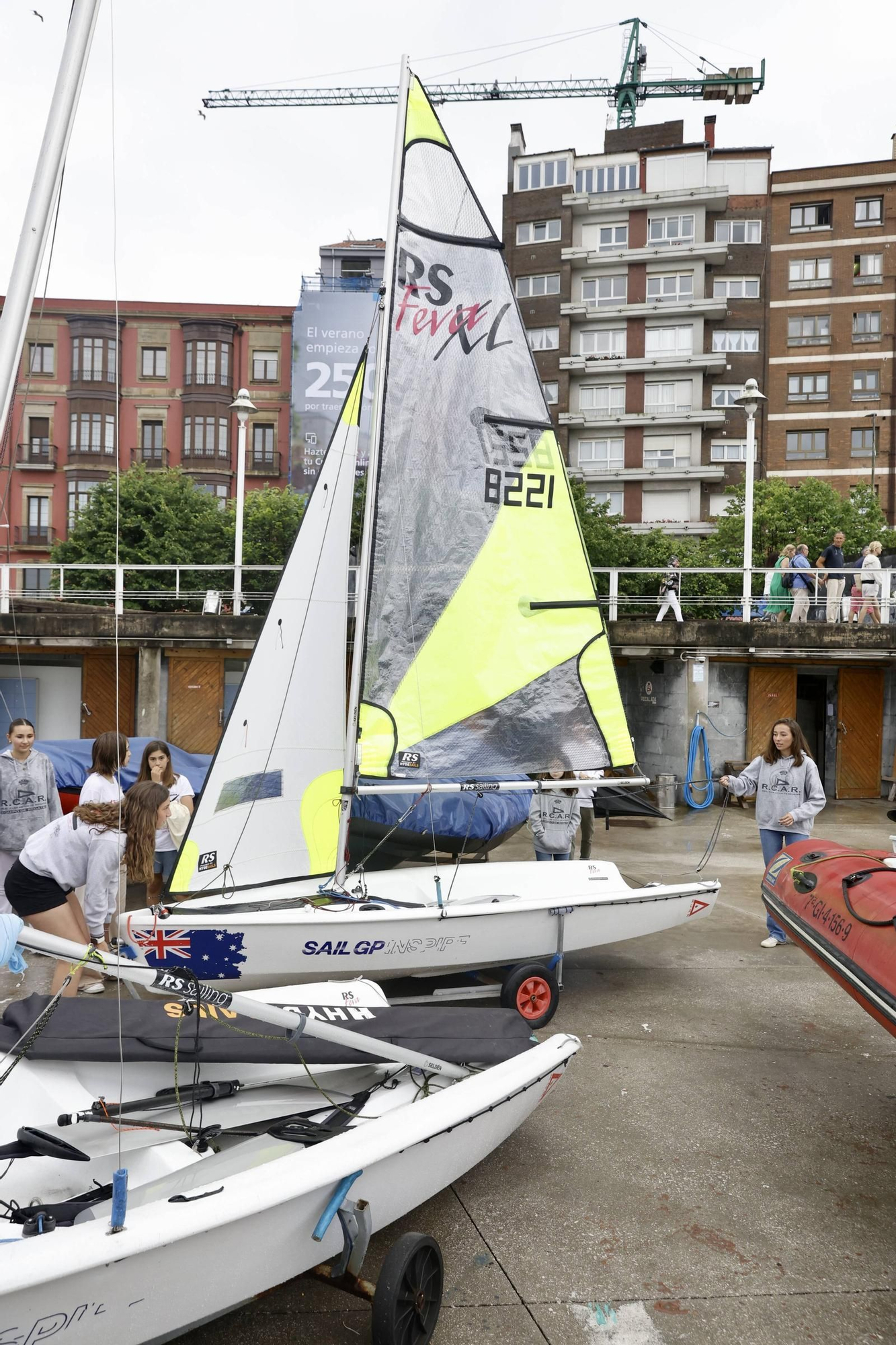 Todo listo en Gijón para la escala de la Princesa Leonor con el Elcano: así lo viven las alumnas del Club de Regatas (en imágenes)