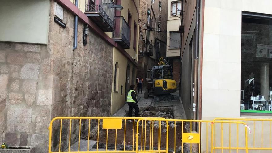 Operaris treballant en el carrer Convent