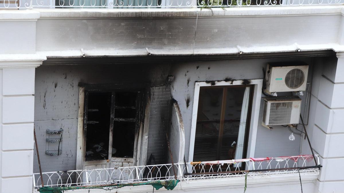 Estado en el que ha quedado la vivienda de la calle Salamanca de Valencia tras el incendio mortal.
