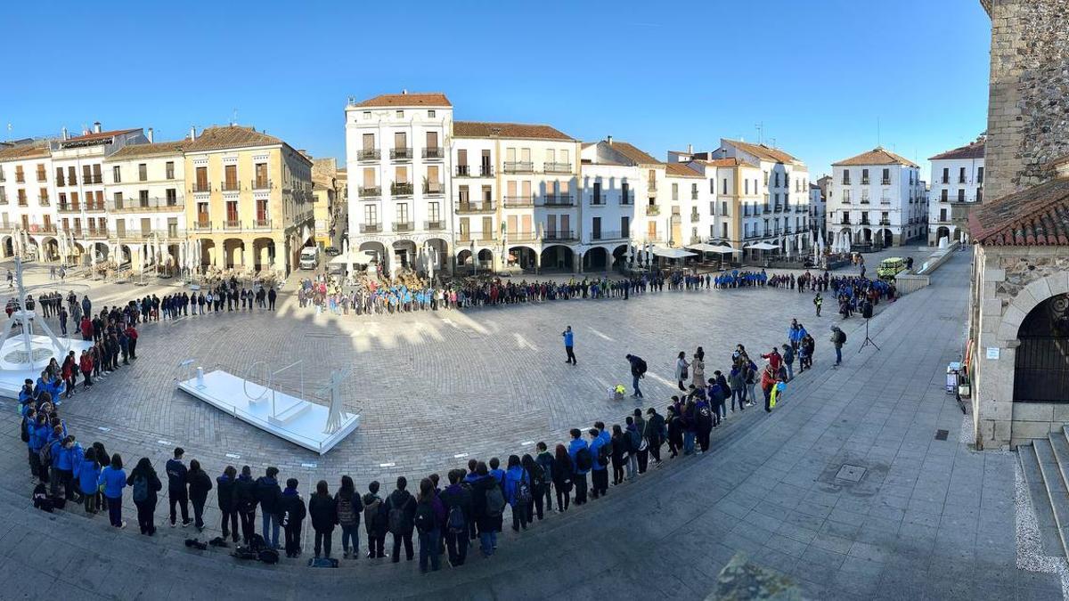 Los scouts, en una cadena alrededor de la exposición de Leonardo Da Vinci.