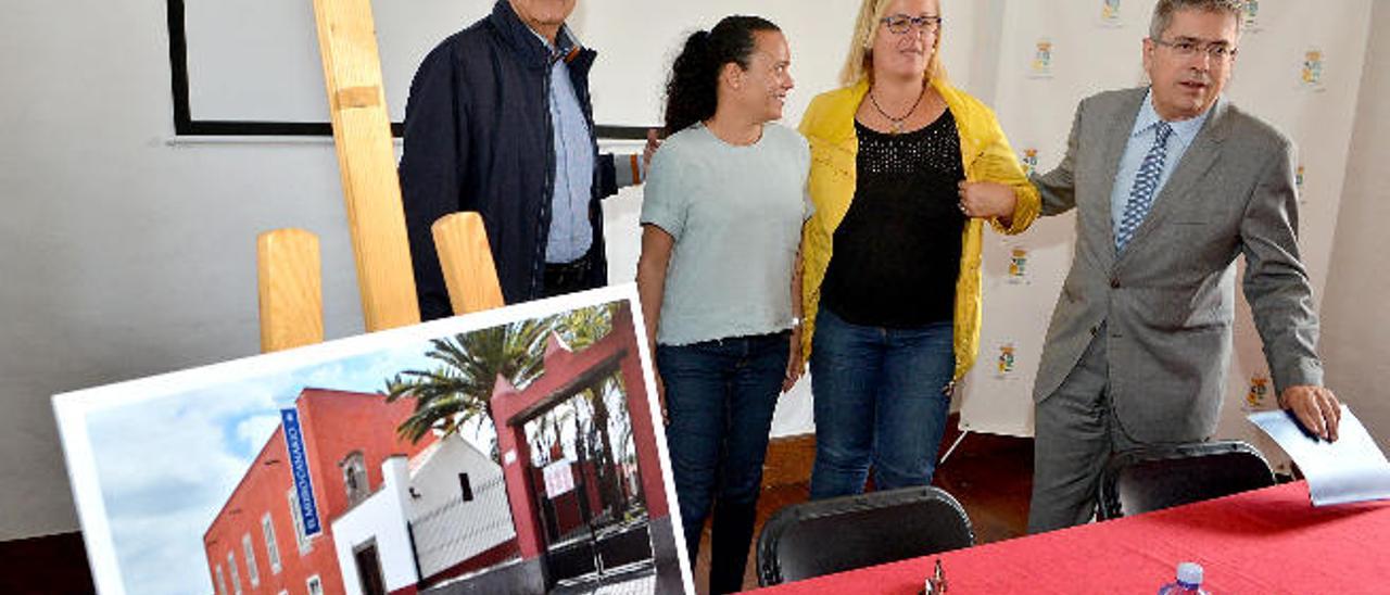 El responsable del Museo Canario, Diego López (izq.) junto a Pérez y las concejalas Álamo y Delgado.