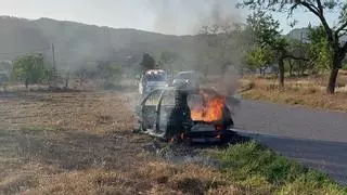 Arde un coche en Sant Josep y provoca un pequeño incendio en un campo de rastrojos