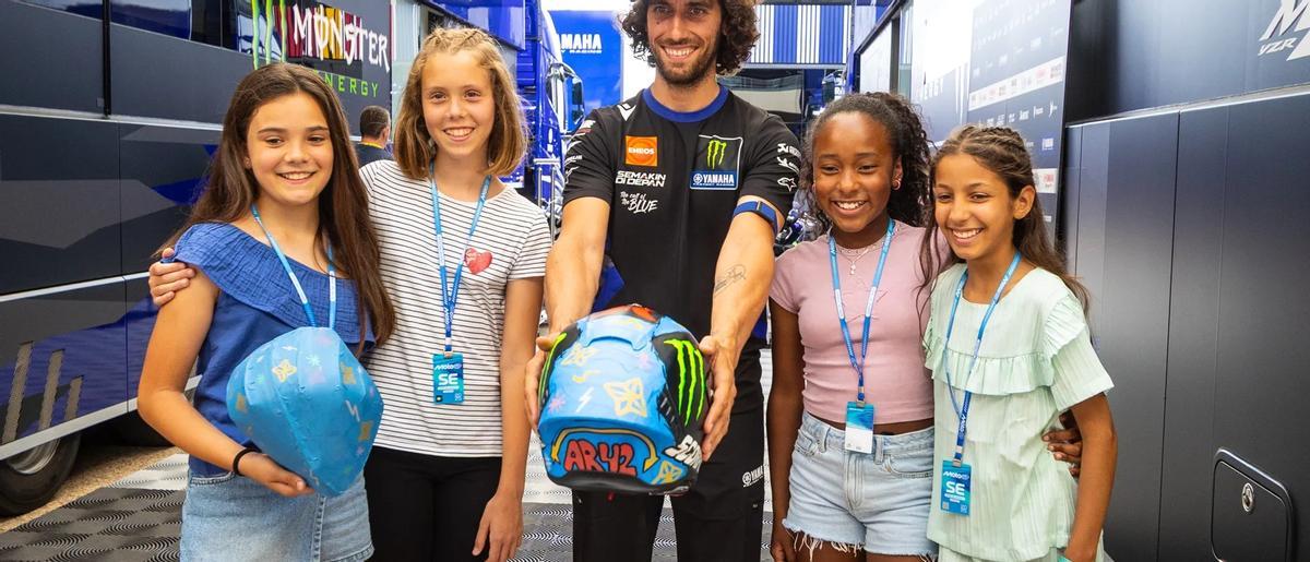 Alex Rins muestra el casco