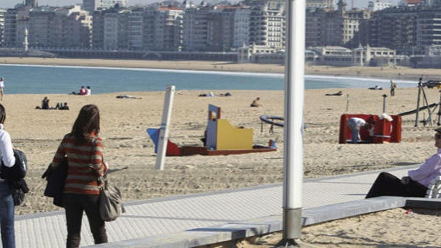 Personas paseando al lado del mar.