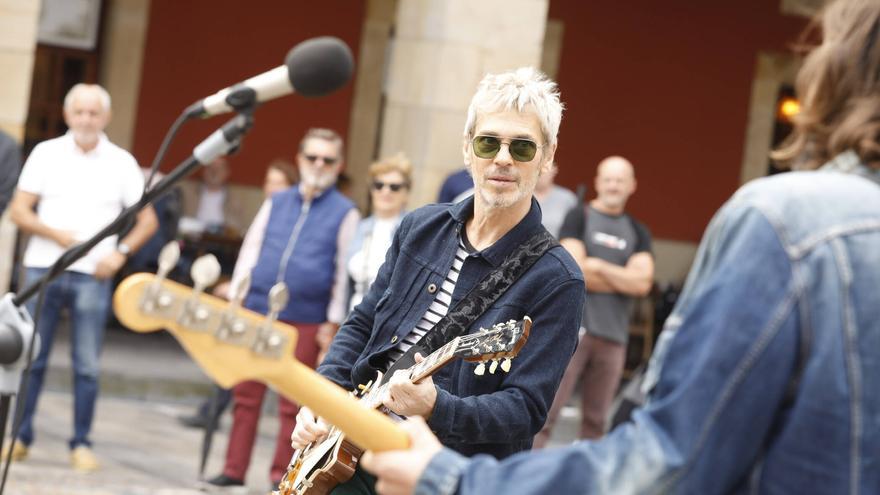 Ariel Rot, entregado en la Plaza Mayor de Gijón: &quot;La gente, la música, la comida... es maravilloso; adoro Asturias ¡y su tiempo!&quot;