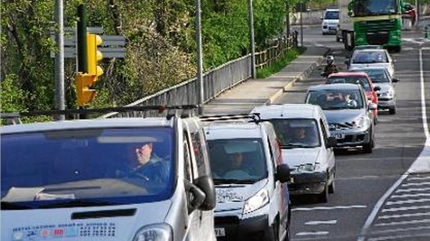 L&#039;avinguda Sant Jordi d&#039;Olot amb una aglomeració de vehicles, en una fotografia d&#039;arxiu.