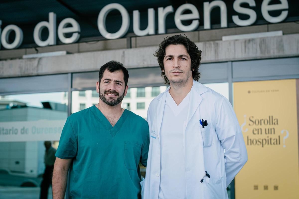 Torres y Antolín, residente y adjunto, en la entrada del nuevo edificio de hospitalización del CHUO.