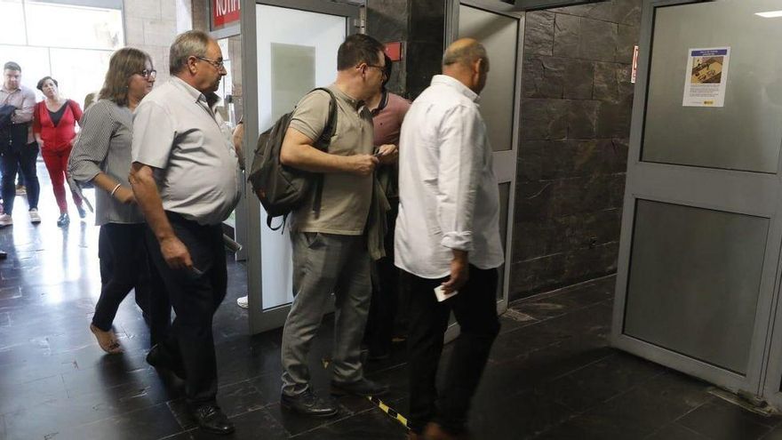 Los alcaldes entrando en la sala de los juzgados donde se celebró la vista el pasado 20 de septiembre.