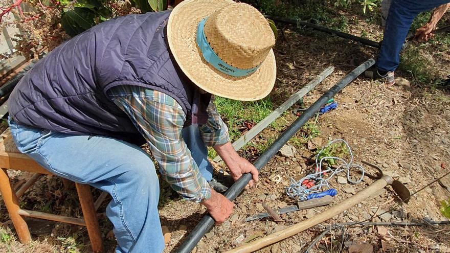 Agricultores en el término municipal de Vélez-Málaga readaptan sus canalizaciones ante la escasez de agua y la necesidad de optimizar sus recursos. | F. EXTREMERA