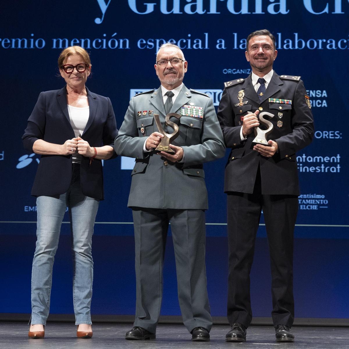 Los galardonados de los I Premios Valor y Servicio recogen sus distinciones: Mención especial a la colaboración entre cuerpos Los galardonados de los I Premios Valor y Servicio recogen sus distinciones: Mención especial a la colaboración entre cuerpos
