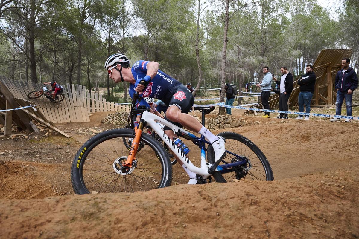 El biker neozelandés Samuel Gaze en un pedalte del circuito XCO La Nucía.
