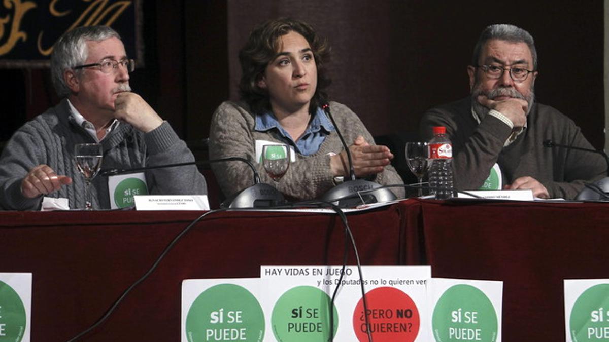 Ada Colau, junto a los líderes de CCOO y UGT, en una rueda de prensa sobre desahucios, el martes en Madrid.