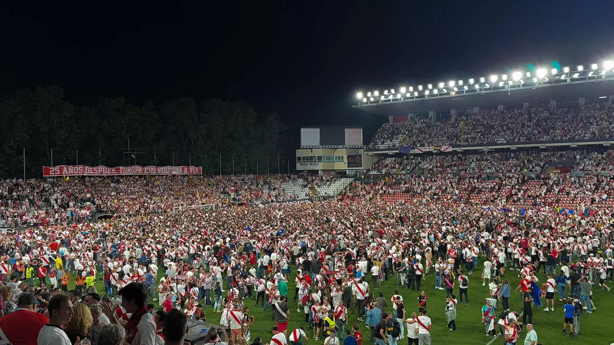 El Rayo Vallecano regresa a Europa 24 años después y se da un baño de masas en la Fuente de la Asamblea