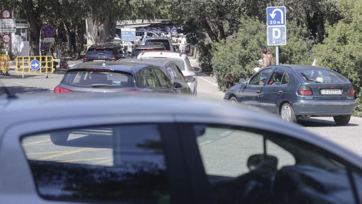 Autos über Autos an der Serpentinenstraße zum Cap Formentor.