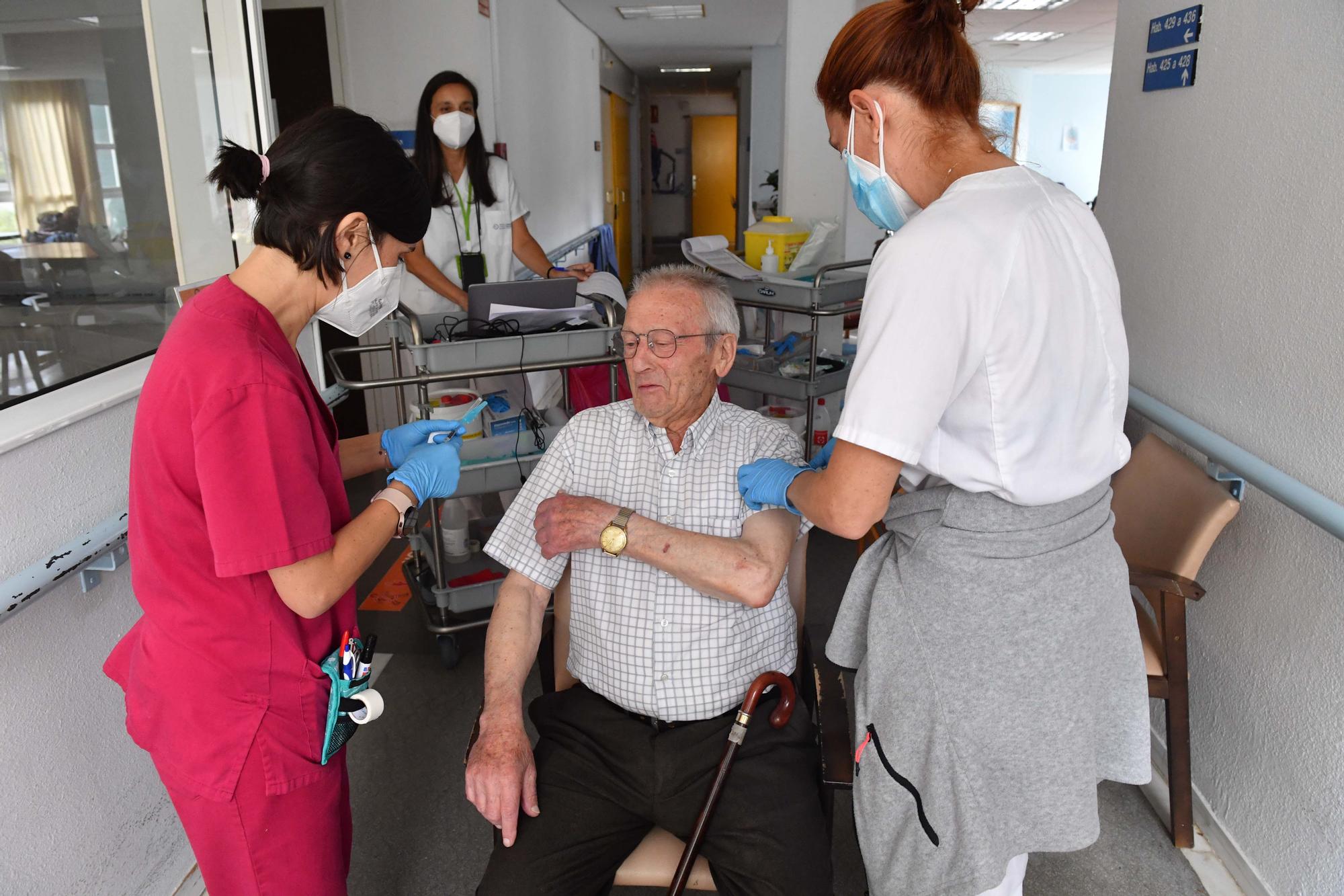 Cuarta dosis contra el COVID y vacuna de la gripe en residencias de mayores de A Coruña