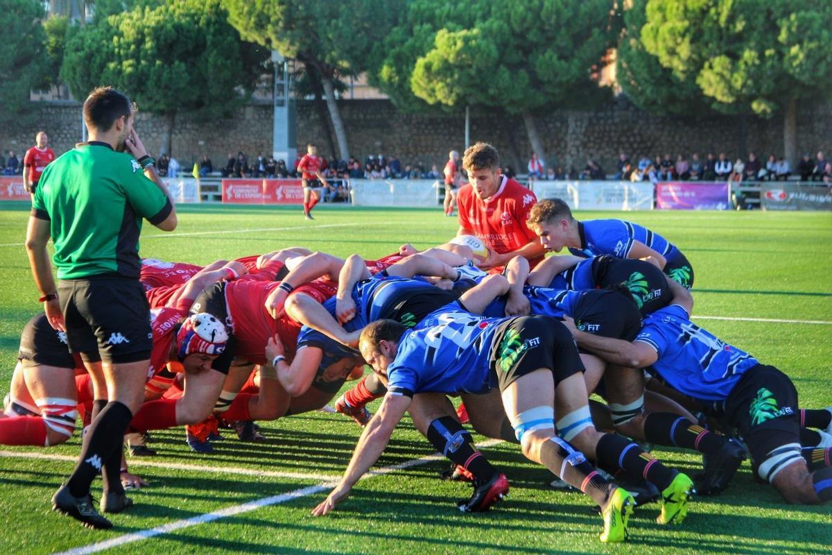 Partido entre el CAU Valencia, vestido de rojo, y el Sant Cugat en el Jardín del Turia