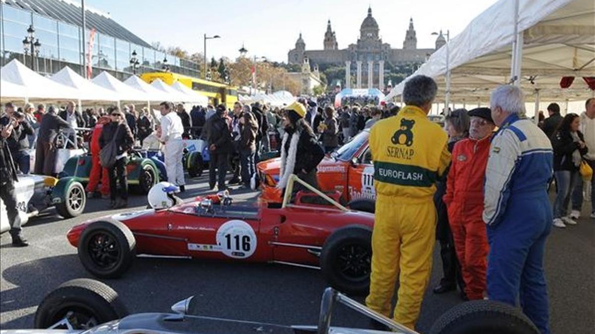 Exhibición de vehículos clásicos en la avenida de Maria Cristina en el marco del Barcelona Montjuïc Revival.