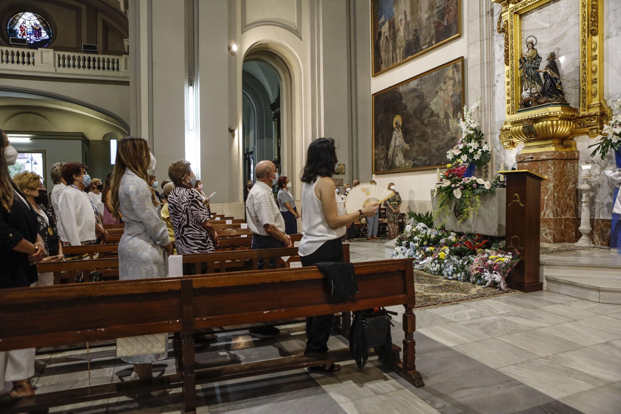 Alcoy homenajea a su patrona con flores