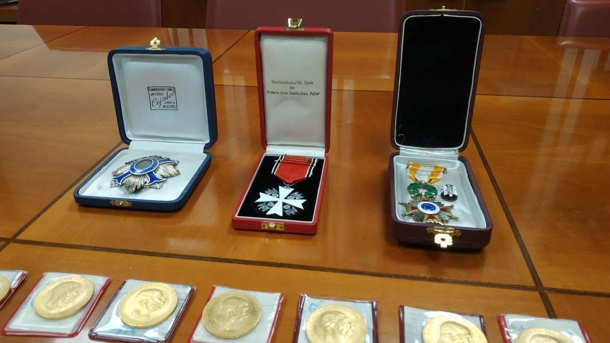 Medallas y monedas que salieron a subasta.