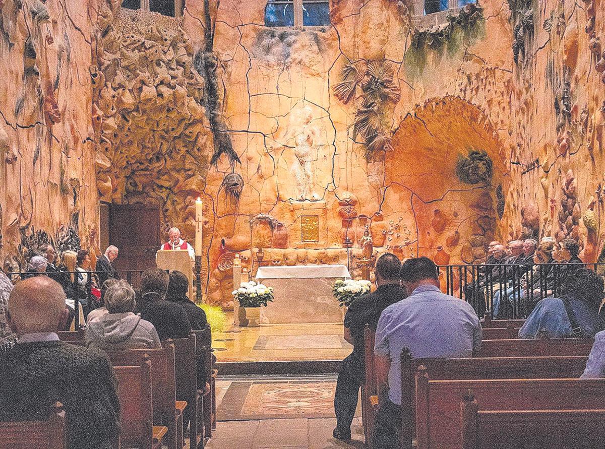 a capilla del Santísimo de la Seu de Mallorca acogió ayer por la tarde el rezo del Santo Rosario en memoria del recientemente fallecido Papa Francisco