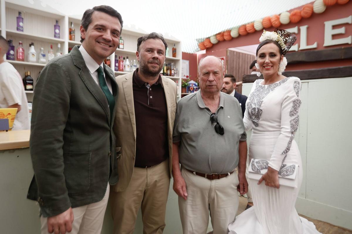 Peñas y el PSOE brindan en un caluroso sábado de Feria
