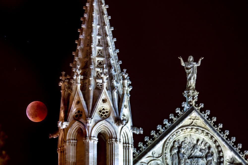 Fascinación por la luna roja en Mallorca