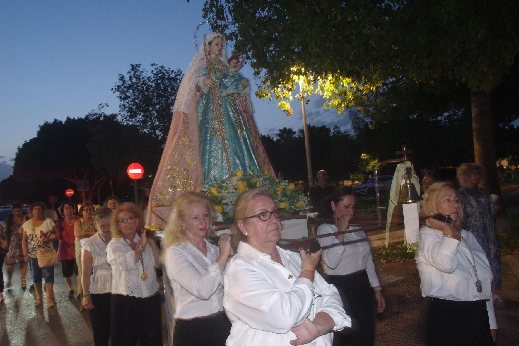 Traslado con antorchas de la Virgen de las Cañas a la parroquia de Nuestra Señora de los Dolores, en el Puerto de la Torre