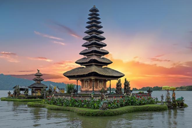 Lago del templo Ulun Beratan en Bali (Indonesia)