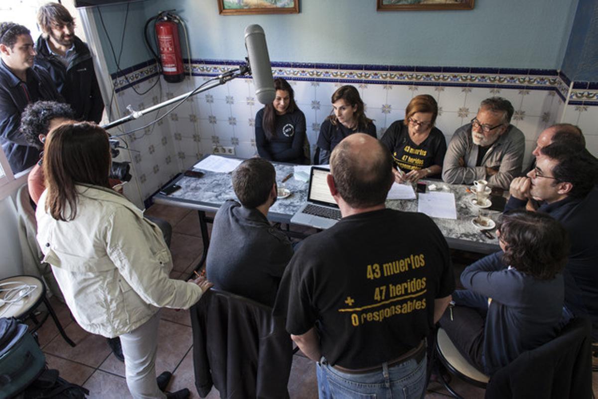 Reunió de víctimes de l’accident, durant la gravació d’un documental.
