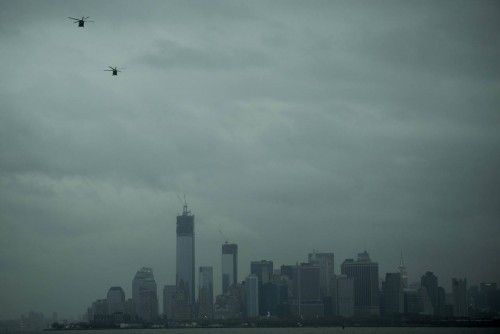 Los helicópteros vuelan sobre el horizonte de Manhattan