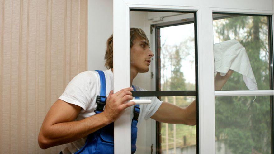 Este es el día exacto en el que debes limpiar las ventanas de casa según los expertos en limpieza