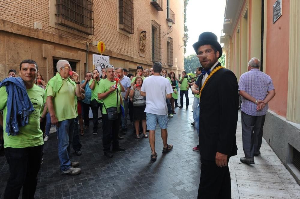 Pleno municipal con protesta