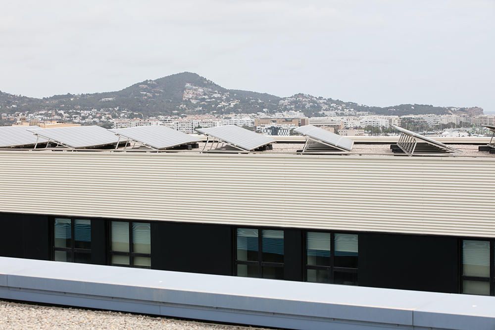 Instalación de placas solares en el hospital de Ibiza