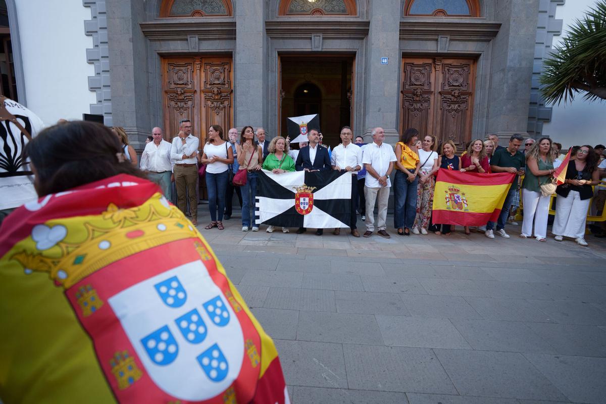 El alcalde de Santa Cruz de Tenerife, José Manuel Bermúdez (6i) y la diputada regional Ana Oramas (5i) durante la concentración.