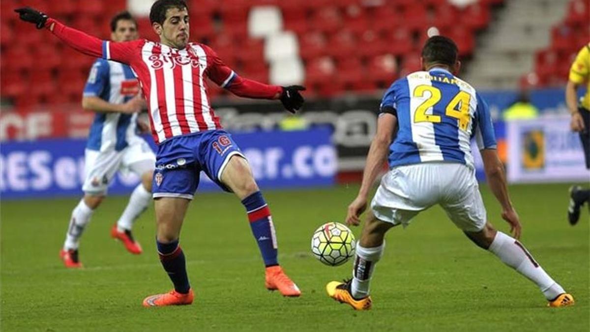 Carlos Castro marcó los dos goles del Sporting