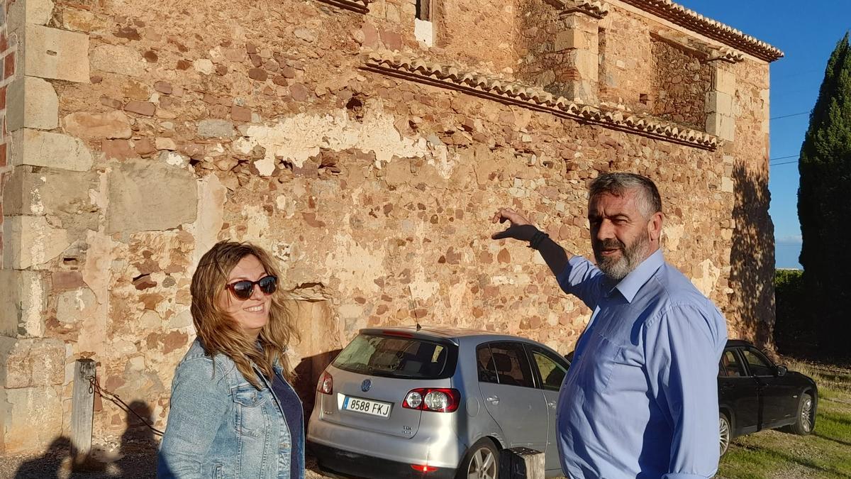 El alcalde, con la edil Raquel Sanchis, muestra el lateral con las ventanas rotas.