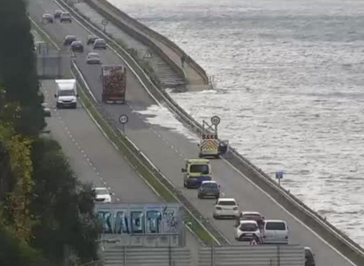 Las olas sobre un carril de la PO-11. |  FdV