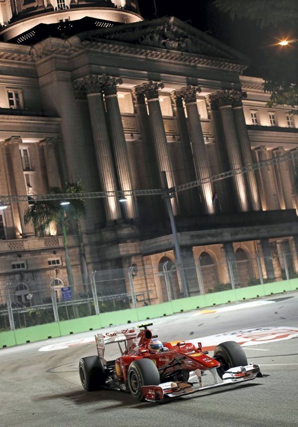 Alonso vence en Singapur