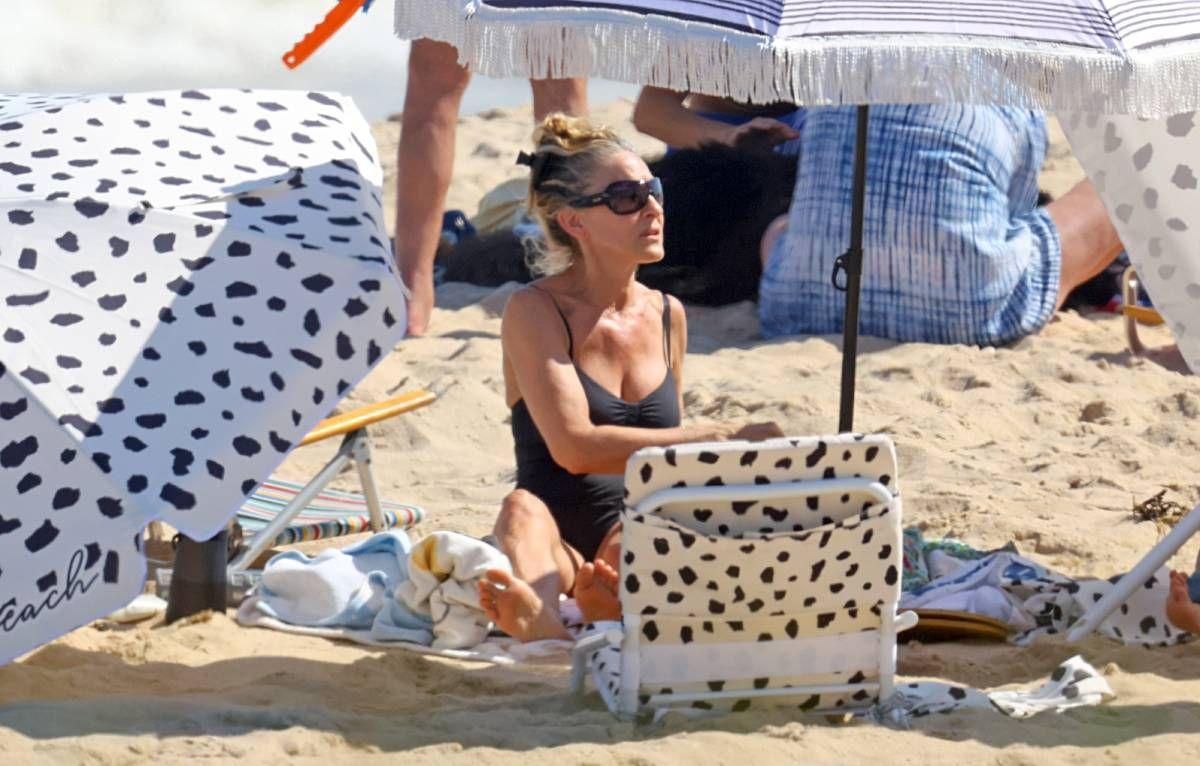 Sarah Jessica Parker con bañador negro en la playa