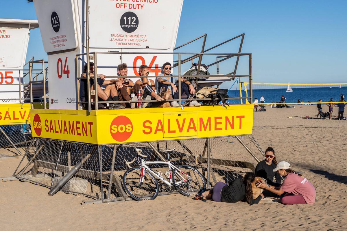 En manga corta a 8 de diciembre en Barcelona. La buena temperatura, llena las playas de la ciudad.