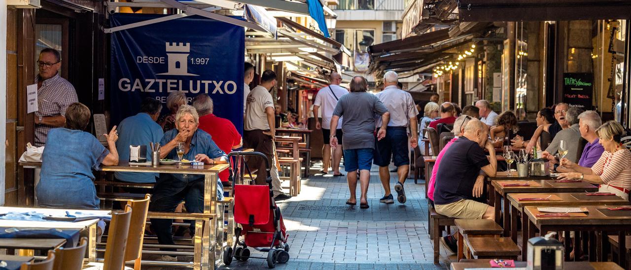 Terrazas en llenas en el centro de Benidorm.