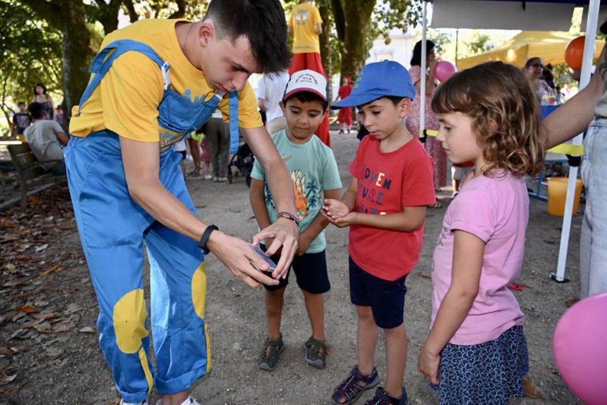 Los niños y niñas disfrutaron de varios juegos de cartas y magia. | // RAFA VÁZQUEZ