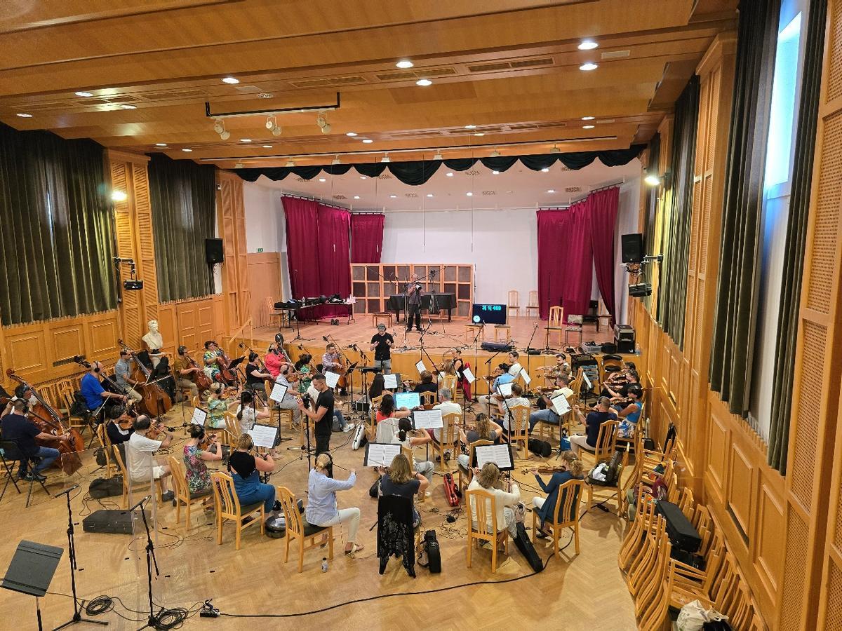 La Budapest Symphony Orchestra ha ejecutado la nueva composición de Quilis bajo la batuta del director Joan Martorell.