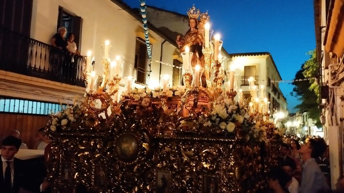 Procesión de la Virgen del Rosario, este sábado, por las calles de San Agustín.