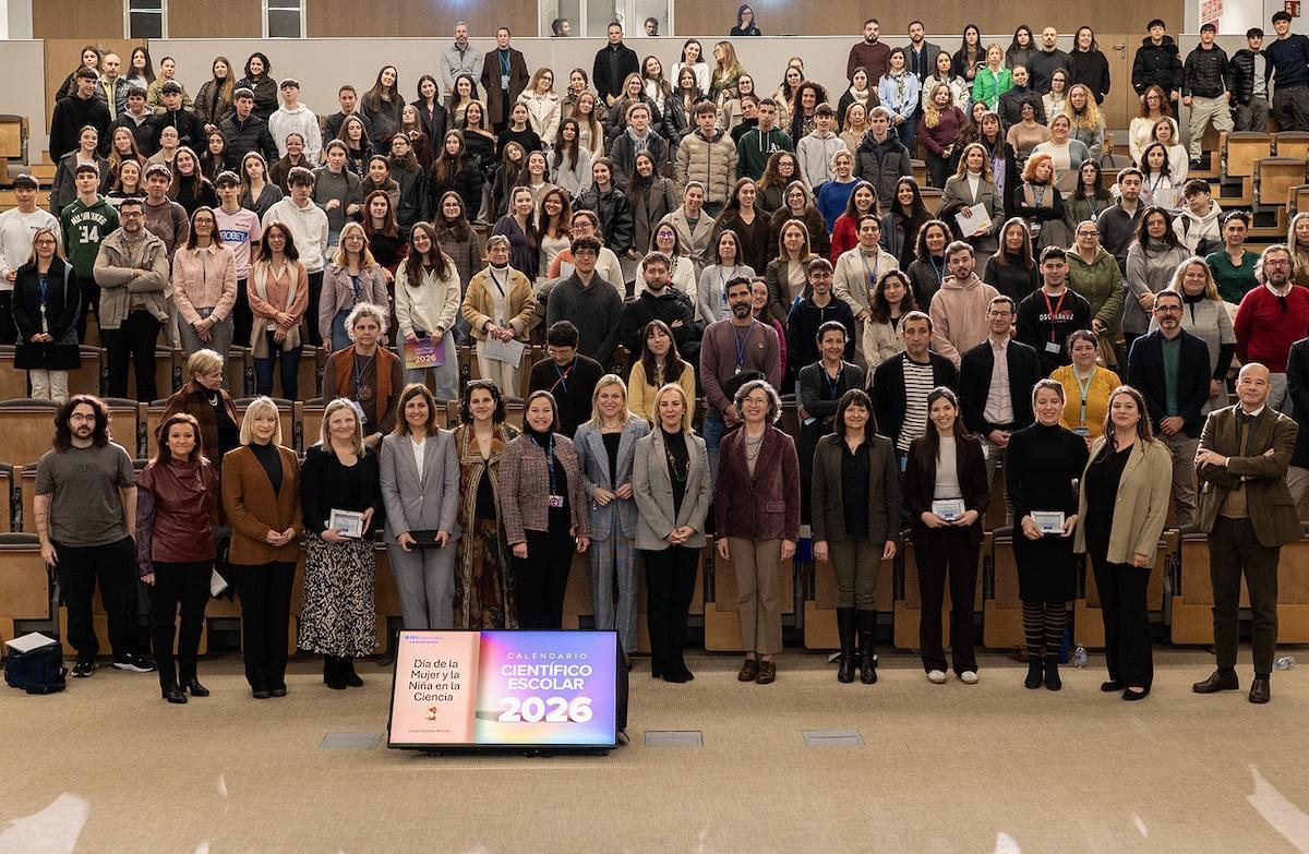 Les sis investigadores guardonades de la UPV, junt amb els assistents a l’acte.
