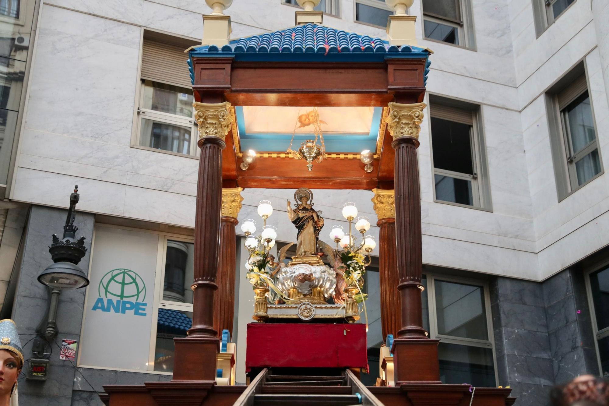 La calle San Vicente acoge la procesión "dels Xiquets" con tres generaciones falleras